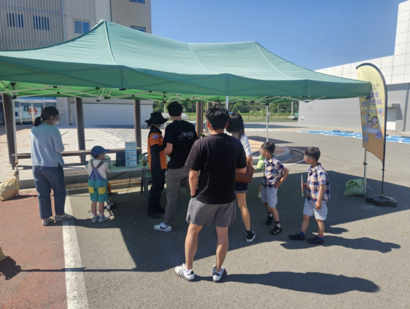 어린이와 가족이 참여한 행사